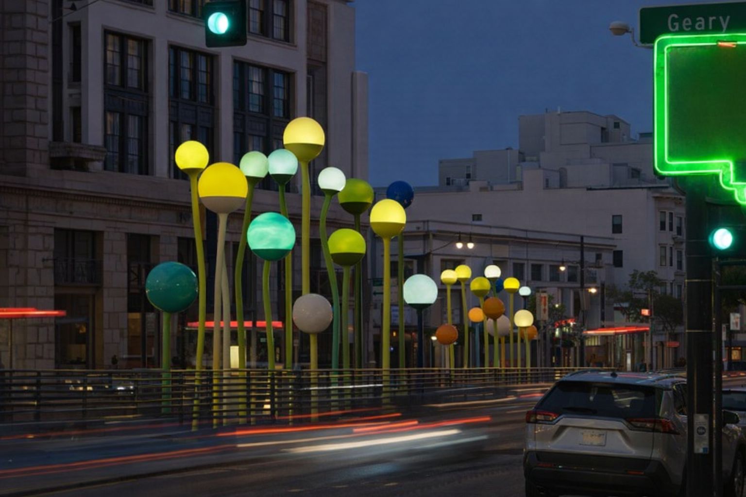 Bunte kugelförmige Lichtinstallationen an einer städtischen Straße bei Dämmerung.