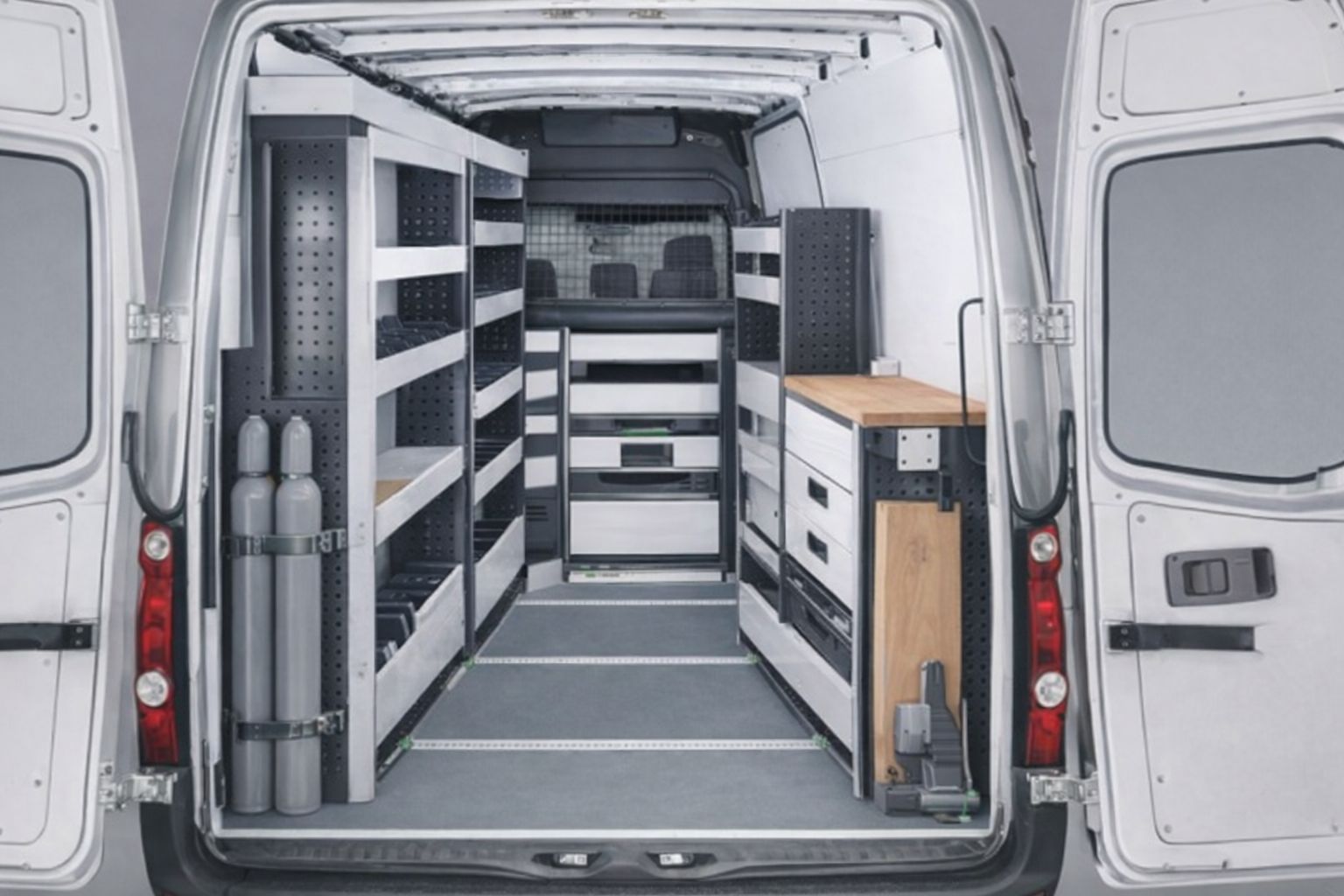 Professionelle Fahrzeugeinrichtung in einem Transporter mit Regalsystemen und Schubladen.