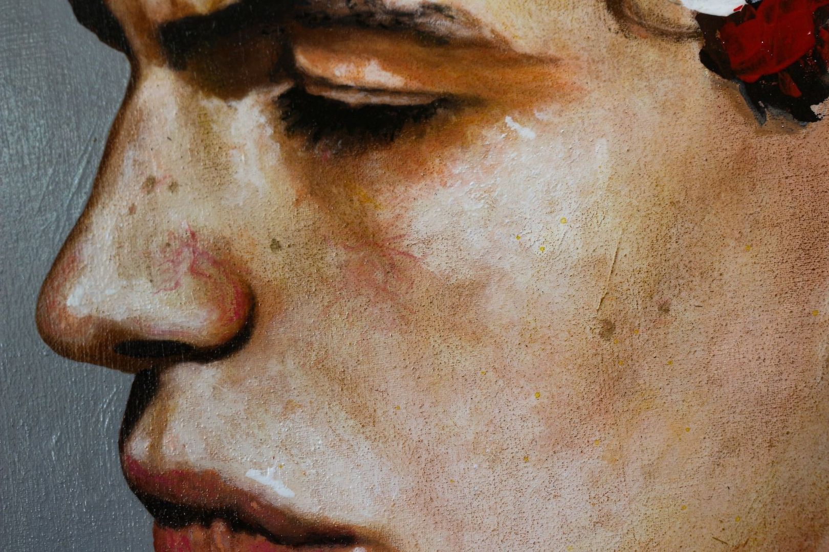 Nahaufnahme eines dramatisch beleuchteten Gesichts mit geschlossenen Augen