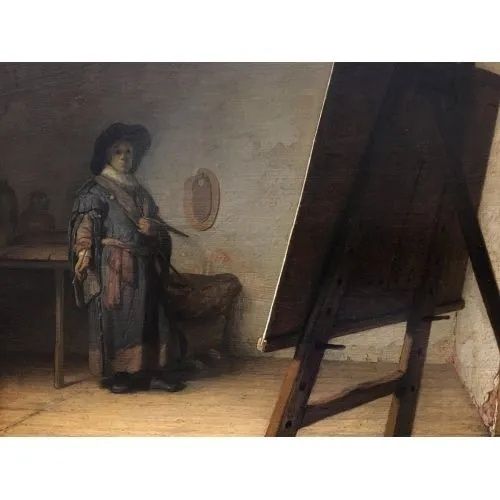 Dunkle Werkstattszene mit stehender Figur und großer Staffelei